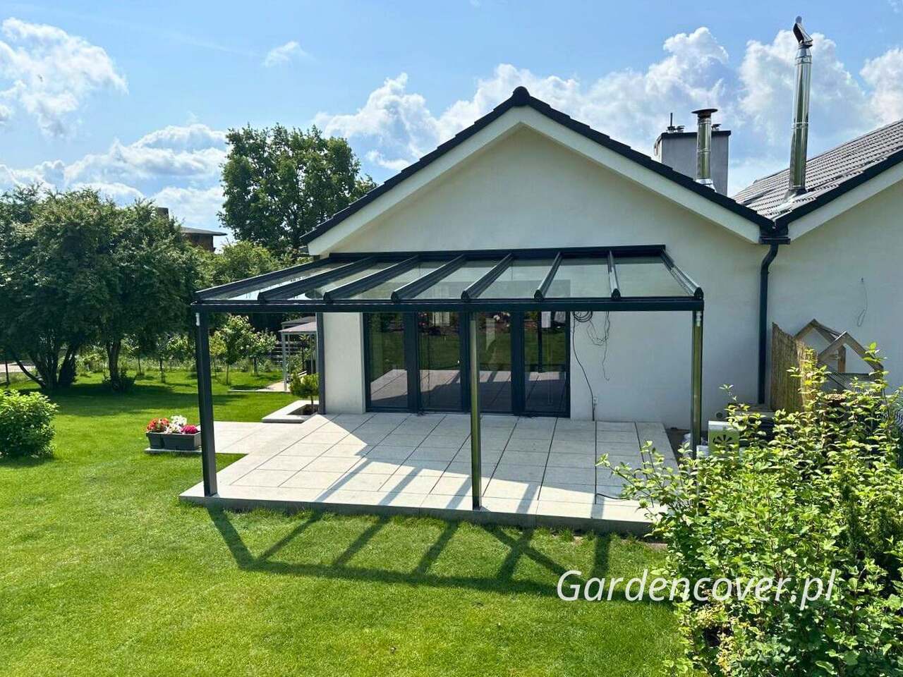 Montaż konstrukcji dachu tarasu na wczesnym etapie realizacji