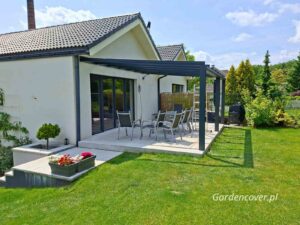 Montaż zadaszenia tarasu – ustawianie konstrukcji nośnej