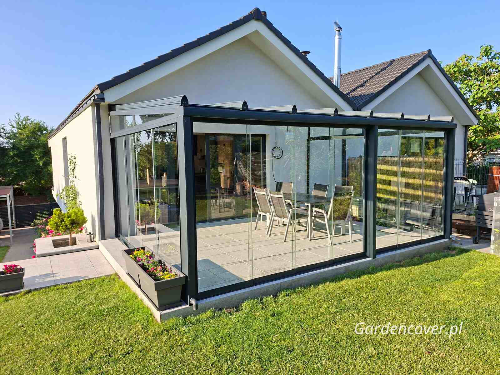 Zabudowa tarasu zamontowana przy domu jednorodzinnym w zabudowie bliźniaczej