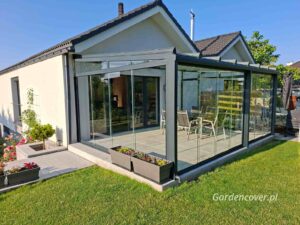 Przeszklony taras przy budynku bliźniaczym gotowy do użytkowania