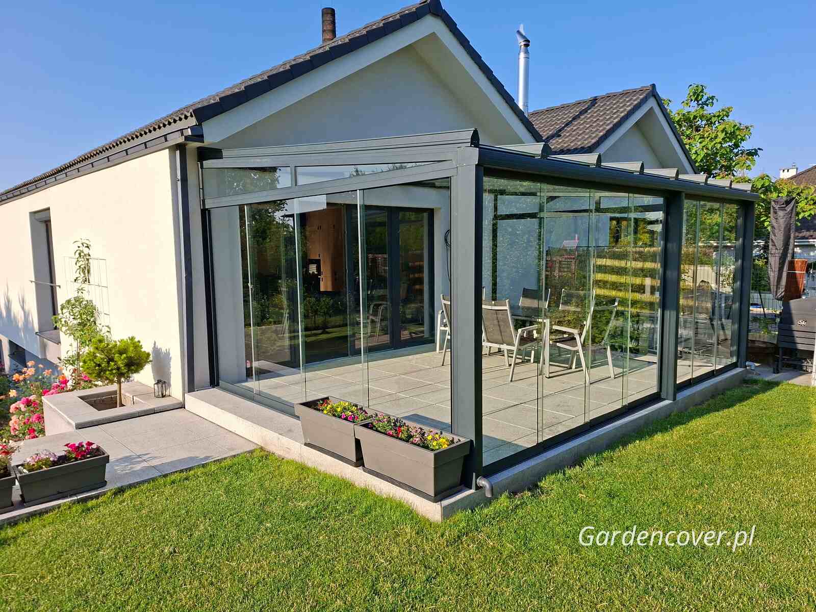 Przeszklony taras przy budynku bliźniaczym gotowy do użytkowania