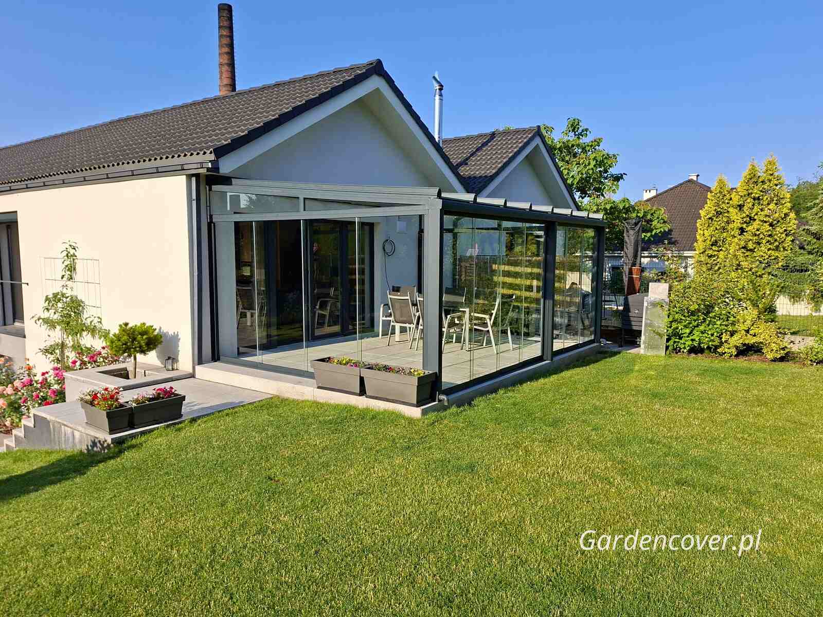 Nowoczesna zabudowa tarasu przy domu bliźniaczym z przesuwnymi szybami