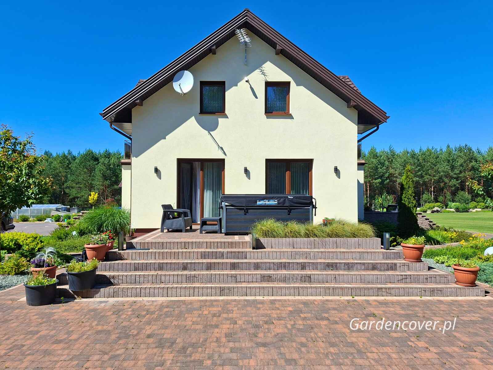 Widok frontowy zabudowy tarasu we Wrocławiu przed