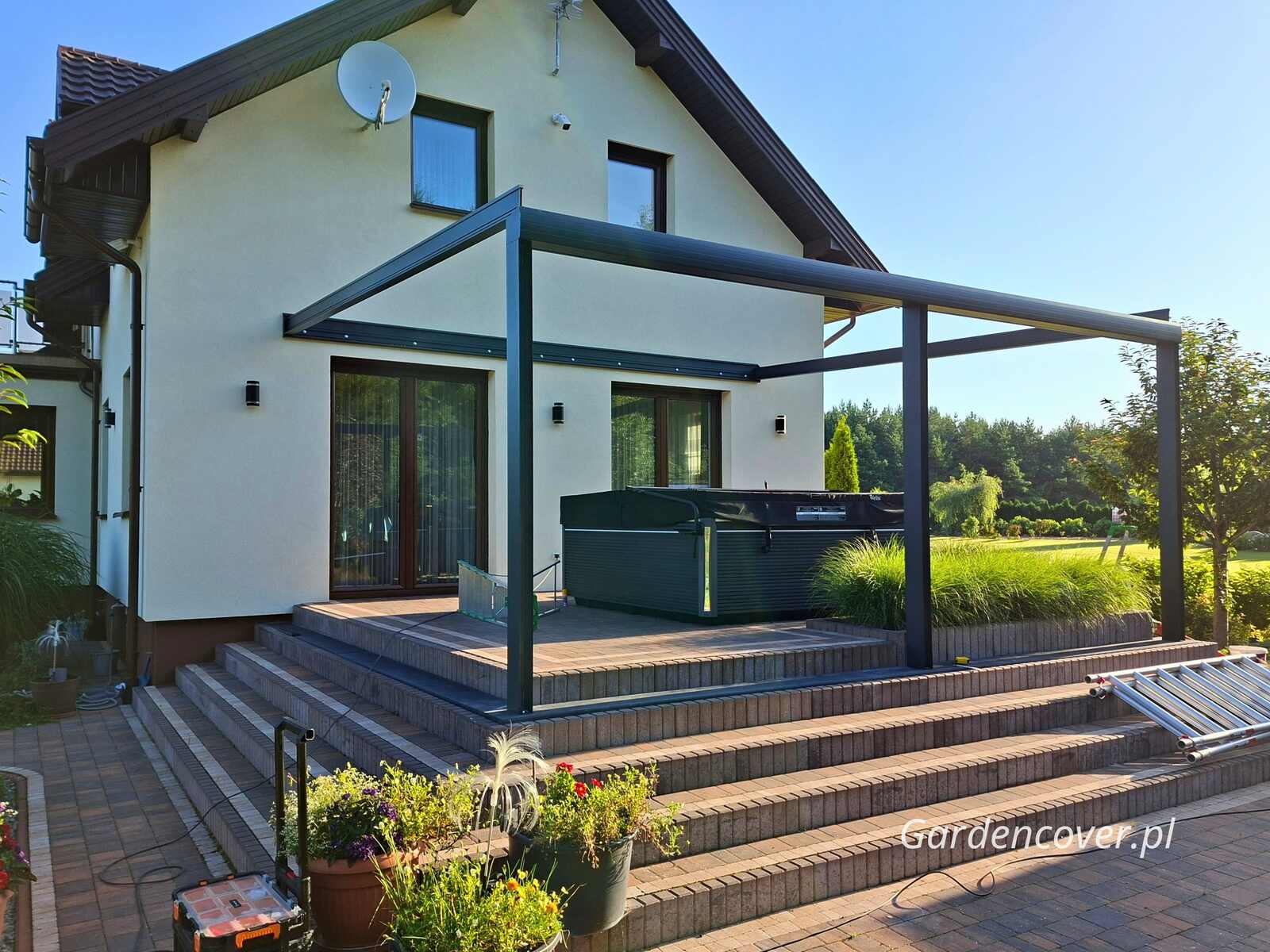 Prowadnice dolne zamontowane na stopniu tarasu Wrocław