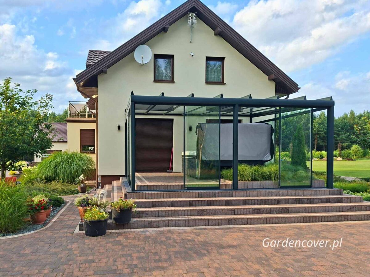 Dach szklany grafitowy w zabudowie tarasu we Wrocławiu