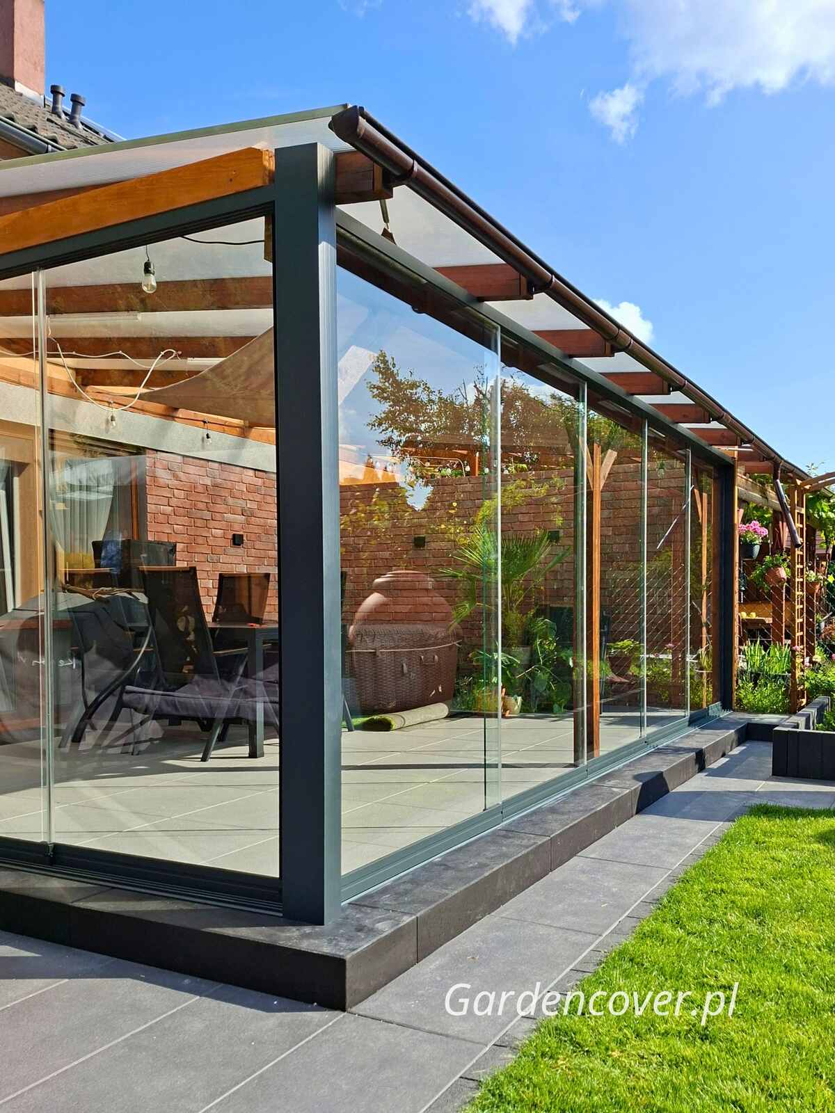 Aluminiowy słup narożny w systemie szyb przesuwnych Kalisz